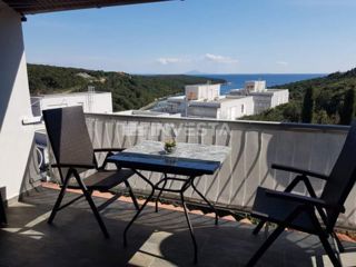 Duga Uvala, popolnoma opremljen apartma z galerijo, blizu plaže.