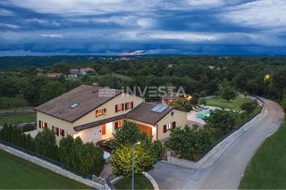 Okolica Tinjana, čudovita vila s 3 enotami in prostornim vrtom