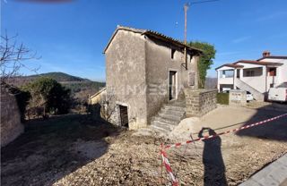 Okolica Motovuna, avtohtona istrska hiša s pogledom na Motovun