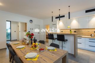 Fažana, stanovanje v 1. nadstropju 120m2, 2 spalnici + dnevna soba, prva vrsta do morja!