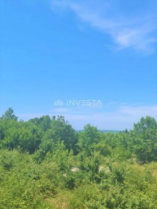 Zemljišča različnih namenov na mirni lokaciji, 2 km od morja.