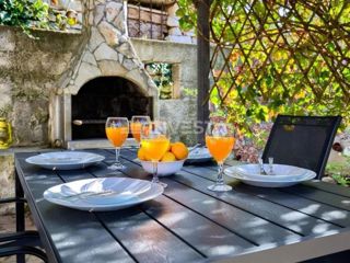 Peroj, trietažna hiša s prostornim vrtom, blizu morja