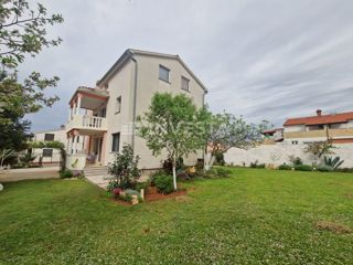 Okolica Fažane, apartmajska hiša s 4 stanovanjskimi enotami, blizu morja