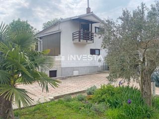 Pula, Šijana, 2 stanovanjski enoti na prostorni parceli 1150 m2