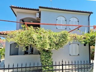 Fažana, Valbandon, apartmajska hiša s 6 apartmaji, 600 m od morja