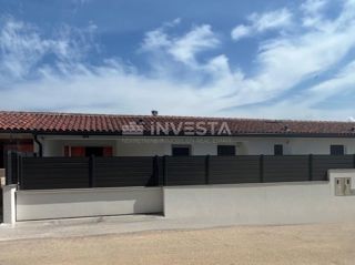 Okolica Peroja, sodobna pritlična hiša v vrsti, 400 m od morja