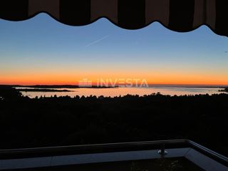 Dvosobno stanovanje s panoramskim pogledom na morje, 800 m od plaže