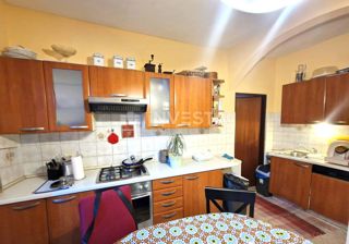 Stanovanje v središču mesta, pritličje, dve spalnici.