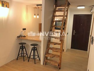Červar-Porat, adaptirano dvosobno stanovanje z galerijo blizu morja