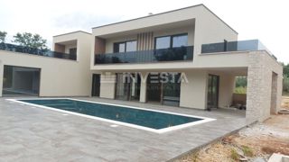 Razkošna moderna vila z ogrevanim bazenom
