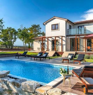 Moderna samostojna vila z bazenom, 1800 m² zemljišča