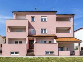 Hrvaška, Istra, Medulin, Apartmajska hiša 630 m², le 100 m od morja, Izjemna lokacija!