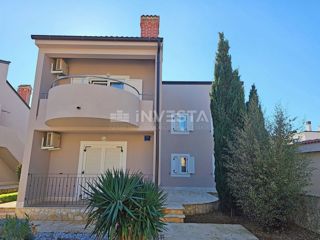 Medulin, samostojna hiša z 2 apartmajema, 200 m od morja