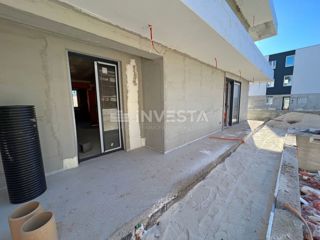Medulin, dvonadstropni apartma z bazenom, 200 m2, 4 spalnice, blizu morja