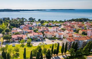 Fažana, zemljišče s gradbenim dovoljenjem, 200 m od morja.