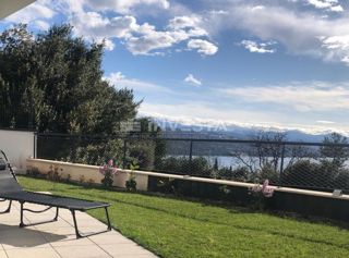 OPATIJA – luksuzni apartma s pogledom na morje, garažnim mestom in vrtom