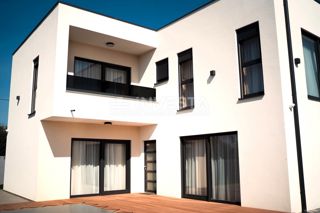 Moderna vila z garažo in bazenom, le 200 m od morja