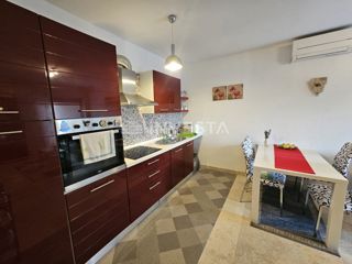 Medulin, opremljeno stanovanje 50 m² v pritličju s prostorno ložo