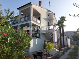 Poreč, prostorna hiša na odlični lokaciji s pogledom na morje, 3 apartmaji