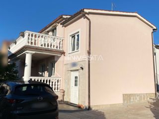 Fažana, Apartmajska hiša s 5 stanovanjskimi enotami, 600m od plaže