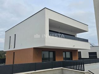 Medulin, moderna vila 150 m od morja