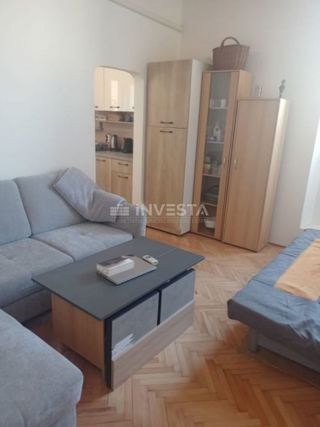 Stan z dvema ločenima vhodoma in tremi stanovanjskimi enotami v bližini mestnega središča.