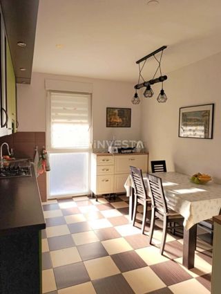 Pula, Vidikovac, prenovljeno stanovanje v 3. nadstropju z dvigalom, 2 spalnici in balkon