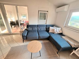 Pulj družinsko stanovanje na odlični lokaciji s tremi spalnicami teraso in parkiriščem