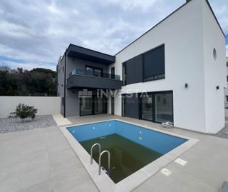 Ližnjan, Hiša z bazenom