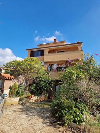 Pula, samostojna družinska hiša s 4 apartmaji in prostornim vrtom