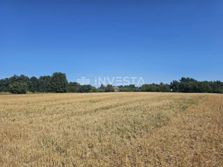 Pazin, kombinirano gradbeno/kmetijsko zemljišče 36.582 m²