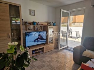 Hrvaška, Istra, Pula, Jadreški - konoba, predelana v dvosobno stanovanje 64 m² v kleti z veliko teraso