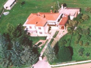 Brtonigla – Prostrano gradbeno zemljišče s hišo