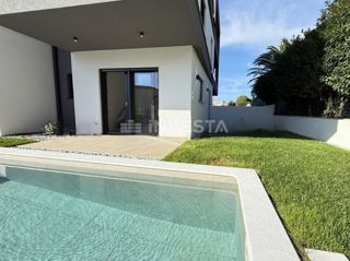 Medulin, Premantura, stanovanje 95 m² z zasebnim bazenom, vrtom in 2 parkirnimi mesti