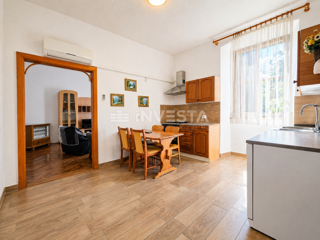 Središče Pulja – stanovanje z garažo, parkiriščem in dvoriščem (redkost na trgu)