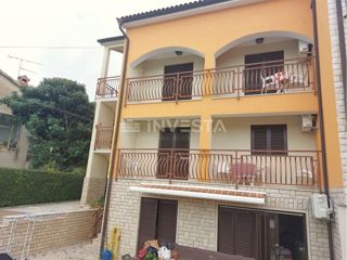 Poreč, hiša s 4 apartmaji in bazenom, pogled na morje, TOP lokacija