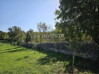 Rakalj, Kmetijsko Zemljišče V Bližini Urbaniziranega Območja