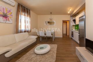 Apartma s 3 spalnicami, parkiriščem in teraso, 200 m od morja.