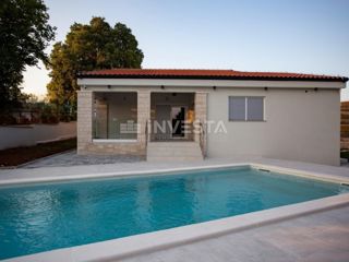 Območje Rovinja, nizkoenergijska pritlična hiša z bazenom