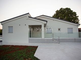 Območje Rovinja, nizkoenergijska pritlična hiša z bazenom