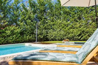 Hiša s bazenom na podeželju