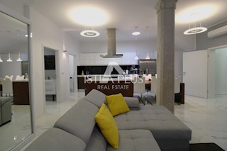 Istra, Poreč center - luksuzno stanovanje v pritličju z dvoriščem!!