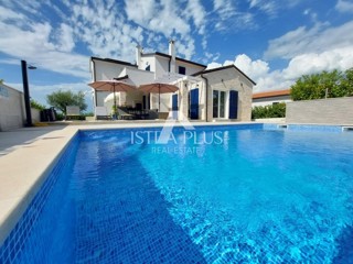 ISTRA, okolica Poreča - vila z bazenom na robu vasi!