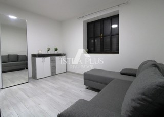 PRILOŽNOST! Dva apartmaja v Poreču z dvoriščem, 850m od morja!!