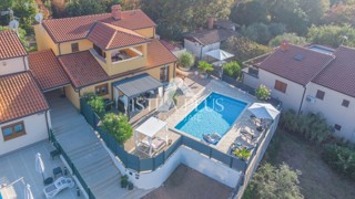 Ekskluzivno! Istra, Poreč - Hiša z bazenom in odprtim razgledom ter dodatnim stanovanjem!