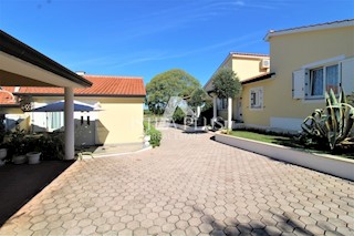 Lepa nepremičnina - vila, hiša za goste in garaža - pogled na morje