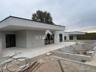 Pritličje z bazenom v Tinjanu