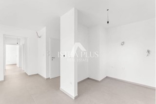 S571 Prodamo novozgrajeno stanovanje v stavbi s 4 stanovanji. V pritličju stavbe se nahaja stanovanje v izmeri 94,7 m2, ki mu pripada tudi vrt v izmeri 146 m2. Stanovanje obsega predsobo, kuhinjo z jedilnico in dnevno sobo, tri spalnice, kopalnico, W