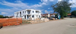 Zadnja hiša v nizu z bazenom, 2 km do morja!!