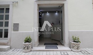 Poreč center, hiša s 3 večnadstropnimi stanovanji in poslovnimi prostori (pravzaprav 7 sob s kopalnico)